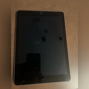 iPad 9.7 inches with Wi-Fi 32GB Space Gray (2017 model)